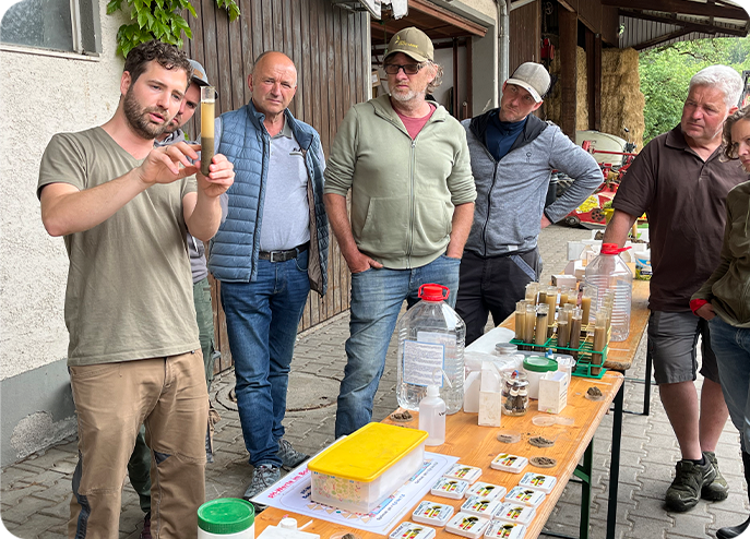 Experts presenting sustainable farming models, Experten präsentieren nachhaltige Modelle