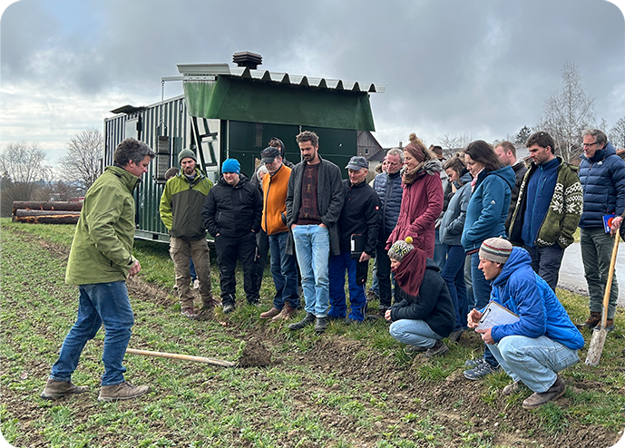 Farmers tracking birds and insects on field edges, Landwirte beobachten Vögel und Insekten am Feldrand