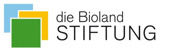 Partner 6 Farmers applying biochar to enrich soil, Landwirte bringen Pflanzenkohle zur Bodenanreicherung aus